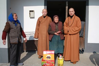 上海洪福寺法师一行走进社区慰问百岁老人