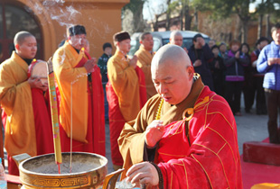 上海七宝教寺举行《花开见佛》邮票洒净仪式