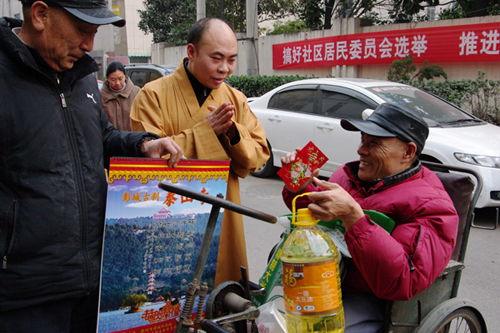 徐州泰山寺：春节前走访慰问困难户