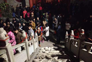 除夕夜南昌佑民寺祈福 红红火火又一年