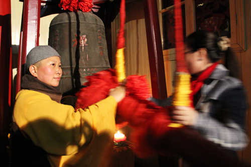 宁波霞屿禅寺除夕隆重举行平安钟及财神钟祈福盛会
