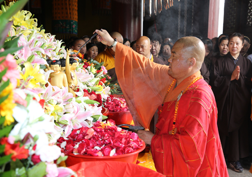 释迦牟尼佛圣诞 调兵山明月禅寺举办浴佛法会