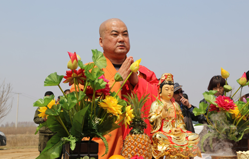 调兵山明月禅寺于辽河举行放生法会