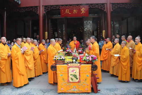 上海修心组在苏州寒山寺举行放生活动