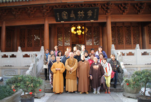 新加坡灵峰般若讲堂住持传显法师率团访上海龙华古寺