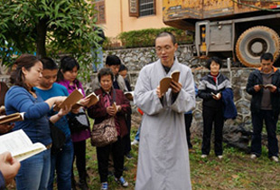 “南华周末净心班”举行春季植树活动