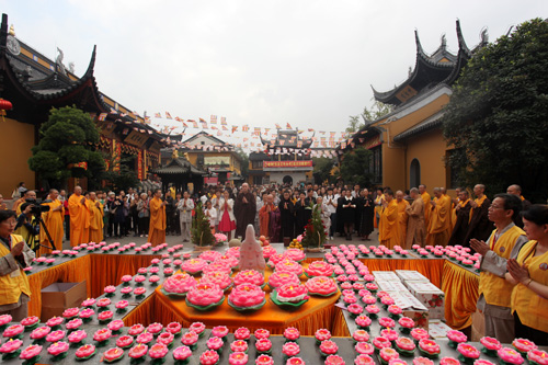 上海西林禅寺举行观音菩萨出家法会暨托钵行脚仪式