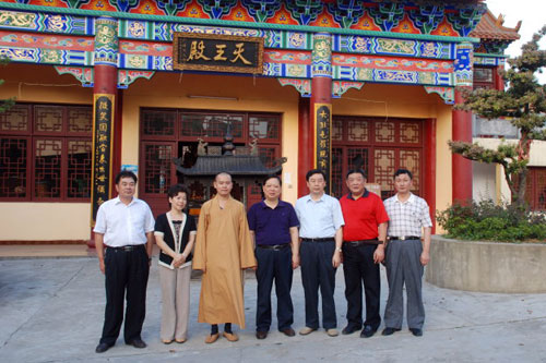 荆州市政协副主席窦华富一行到石首市东岳寺视察工作