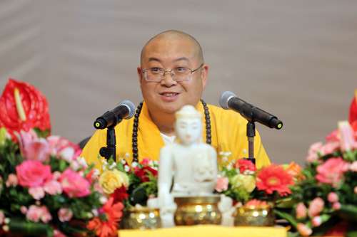 湖北省佛教协会会长,湖北黄梅五祖寺方丈正慈法师作首场示范讲经活动