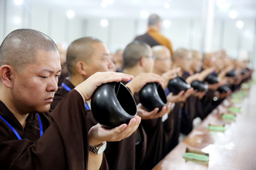 七塔禅寺传授三坛大戒法会举行复习初坛正授沙弥律及过律教钵仪式