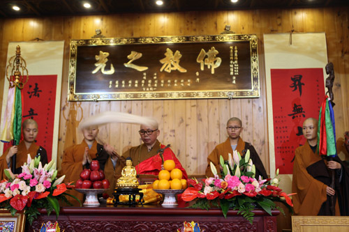 上海万佛阁举行性康法师晋院住持暨大雄宝殿、天王殿落成佛像开光庆典法会