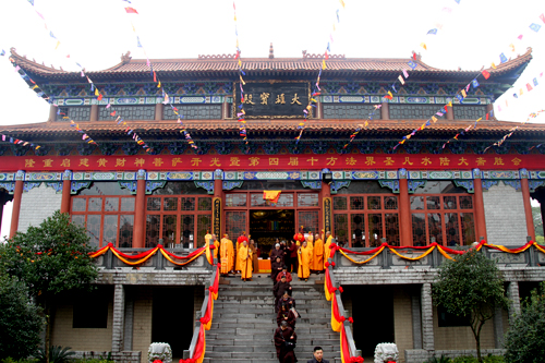 湖北石首东岳寺举行水陆法会之熏坛洒净仪式