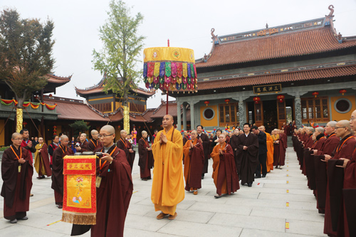 上海市佛协领导前往龙华古寺、万佛阁慰问新戒法师