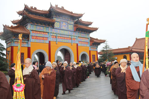 湖北妙乐寺迎请明学长老舍利 四众近距离瞻礼