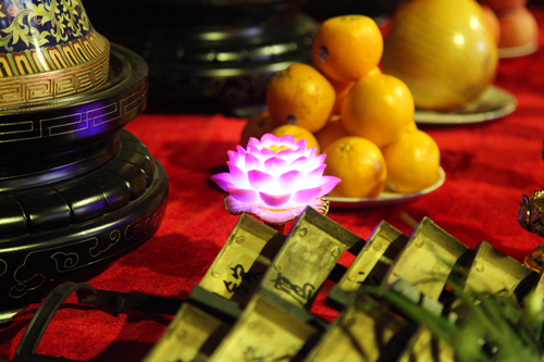 寺瓦一片 立种福田 上海玉佛禅寺修缮工程功德瓦首次祈福洒净
