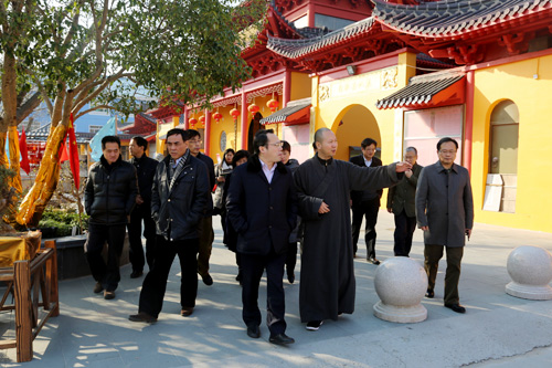上海市委统战部副部长房剑森一行赴会龙寺走访慰问