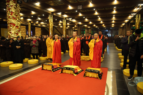 欢聚除夕夜 同贺吉祥年——会龙寺举行传灯祈福撞钟法会