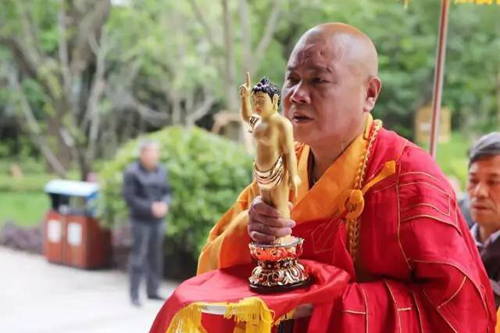 丁酉年四月初八苏州寒山寺佛诞日举行浴佛托钵祈福法会