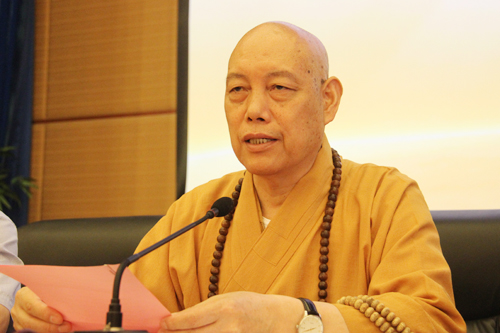 道慈法师宣读《关于在全国佛教界继续大力深入开展讲经交流活动的倡议书》