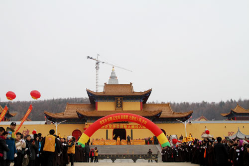 秉承祖师遗愿 极灵寺举行金刚塔装藏暨大藏经入塔法会