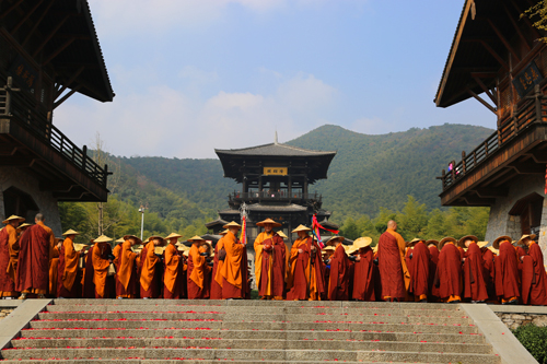 湖州寿圣寺传授三坛大戒法会：托钵仪式