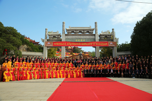 温州洞头中普陀寺芳振法师荣膺方丈 学诚会长送座