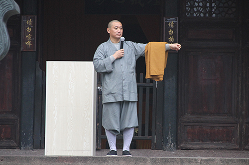 太白山天童禅寺三坛大戒法会第四日：教穿脱海青