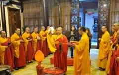 2011凤凰网“美丽童行” 玉佛禅寺奉赠开光玉佛圣像