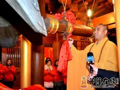 上海静安寺举行2012年元旦吉祥祈福撞钟活动
