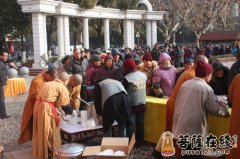 上海寿安寺腊八节赠粥迎新年活动