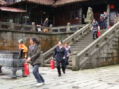 四川峨眉山仙峰寺于五一当天举行消防演练
