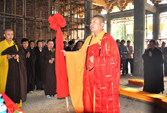 陕西西安周至涌泉寺举行大雄宝殿上梁祈福法会