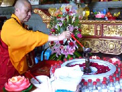 上海洪福寺隆重举行佛诞日浴佛法会