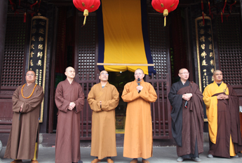 中佛协宏度法师一行探望宝华山隆昌寺新戒弟子