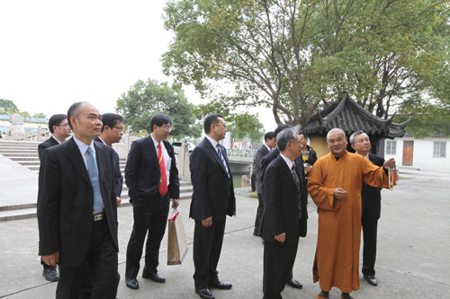 昆山市佛教协会会长秋风大和尚接待台湾工业研究院董事长蔡清彦一行