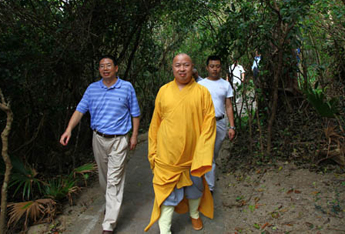 原广东省副省长雷于蓝、广东省民宗委主任陈小山一行参访南山寺