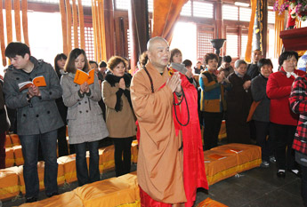 昆山华藏寺举行授皈依、放生法会 秋风大和尚主法