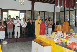 上海松隐禅寺于观音成道日举行放生法会