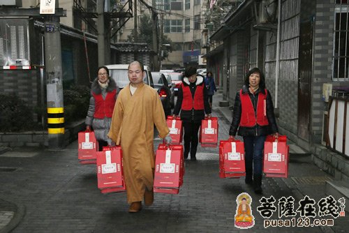 灵隐寺-杭州灵隐寺开展2015年“走进社区 关爱老人”慈善活动