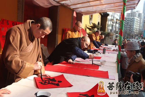 “送福到万家·共圆中国梦”上海玉佛禅寺法师为市民免费题写春联