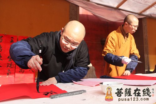“送福到万家·共圆中国梦”上海玉佛禅寺法师为市民免费题写春联