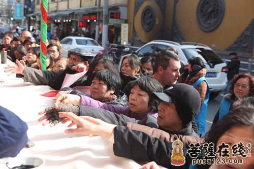 “送福到万家·共圆中国梦”上海玉佛禅寺法师为市民免费题写春联