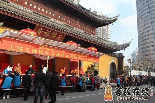 “送福到万家·共圆中国梦”上海玉佛禅寺法师为市民免费题写春联