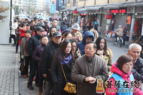 “送福到万家·共圆中国梦”上海玉佛禅寺法师为市民免费题写春联