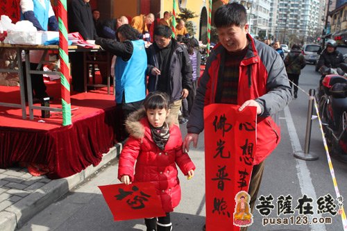 “送福到万家·共圆中国梦”上海玉佛禅寺法师为市民免费题写春联