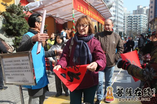 “送福到万家·共圆中国梦”上海玉佛禅寺法师为市民免费题写春联