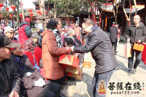 寒山寺-百位老人在苏州寒山寺喜迎羊年共度新春