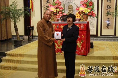 慈善-上海玉佛禅寺举行新春帮困助学金颁发仪式