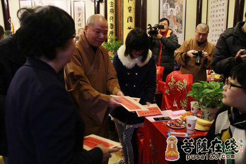 慈善-上海玉佛禅寺举行新春帮困助学金颁发仪式