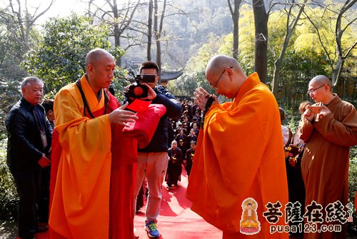 杭州永福禅寺念顺法师荣膺方丈升座庆典暨禅宗高僧墨迹展举行 